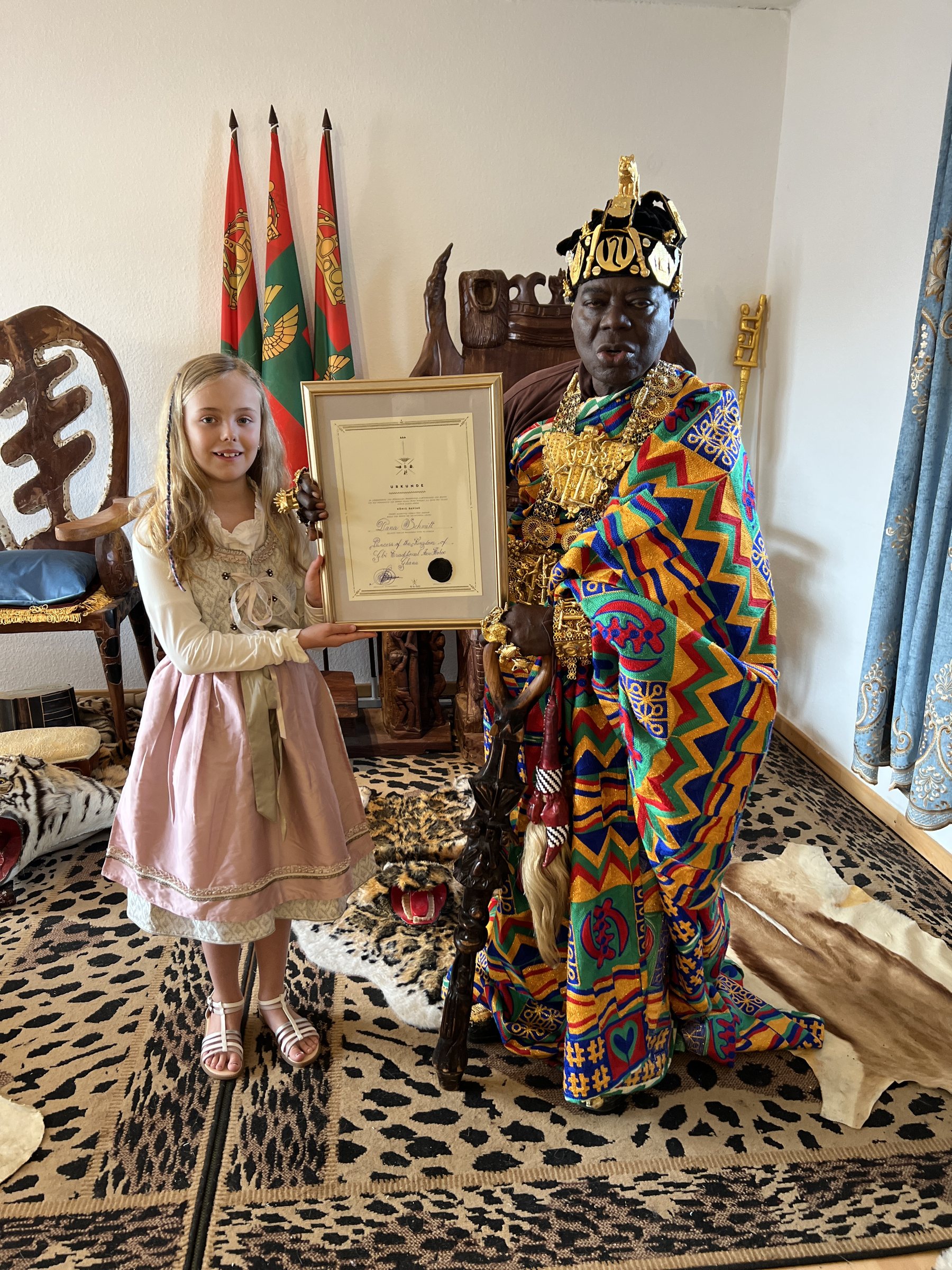 Princess Dana mit Togbui Ngoryifia Céphas Kosi Bansah bei der Übergabe ihrer Ernennungsurkunde