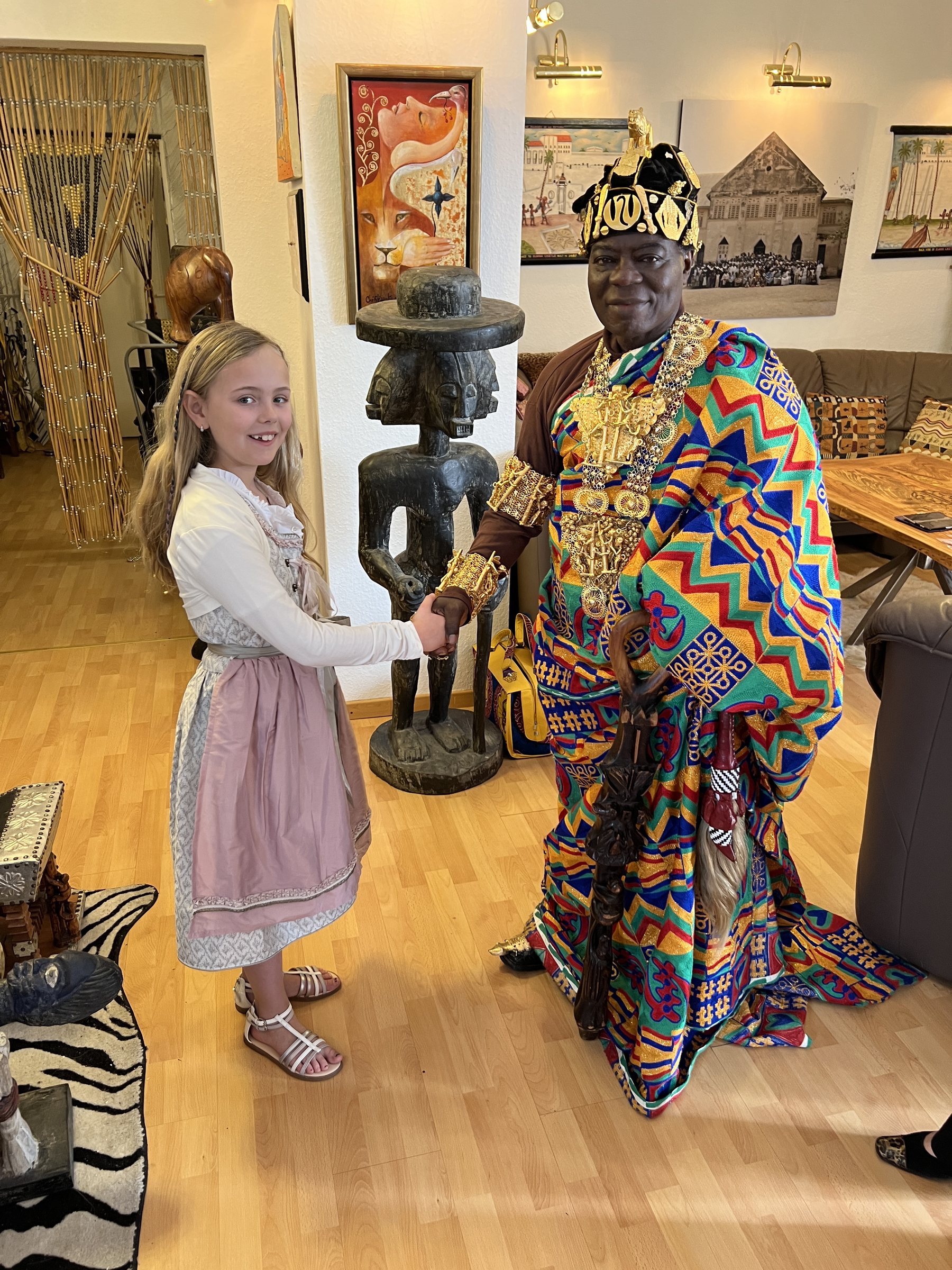 Dana bei einer Begegnung mit König Bansah